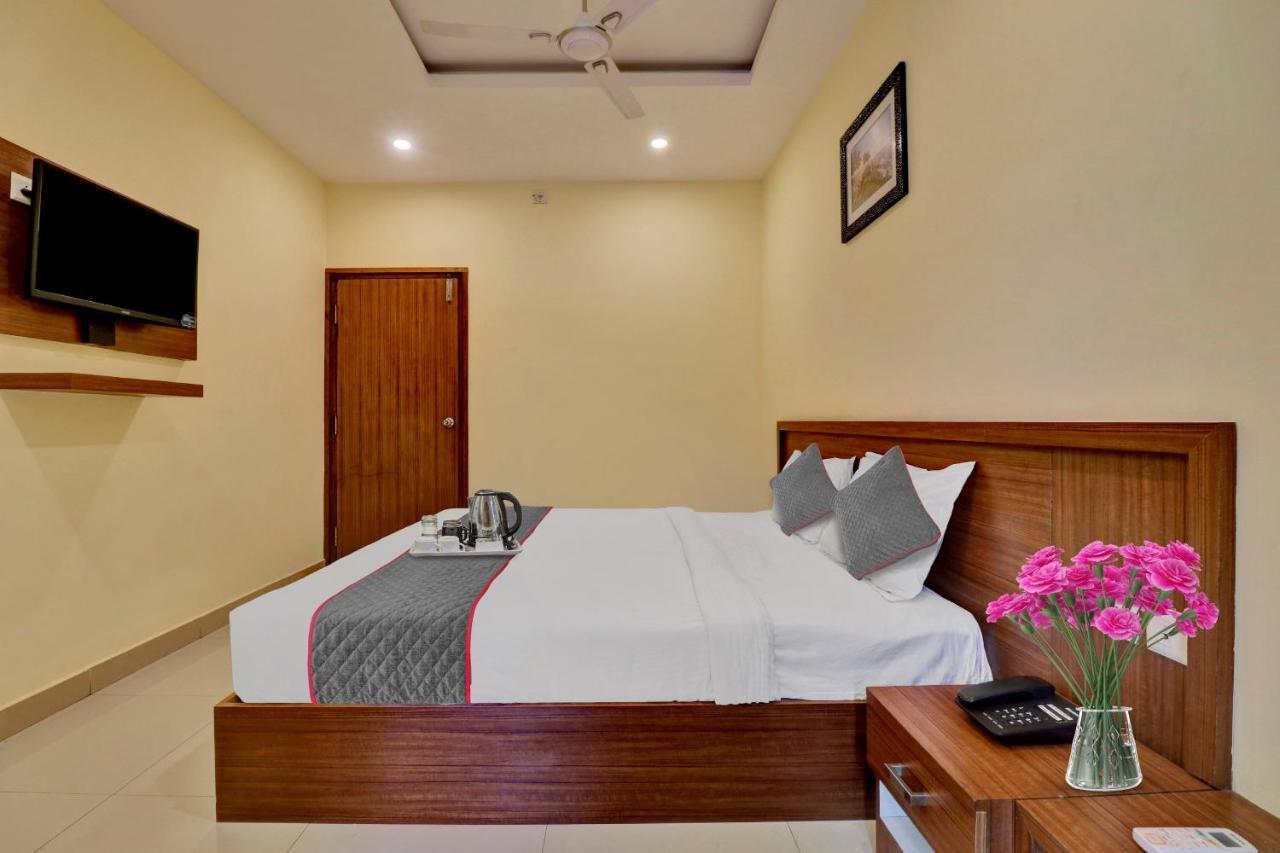 Oyo Townhouse 1070 Ramis Plaza Hotel Tullipurmbu Exterior foto